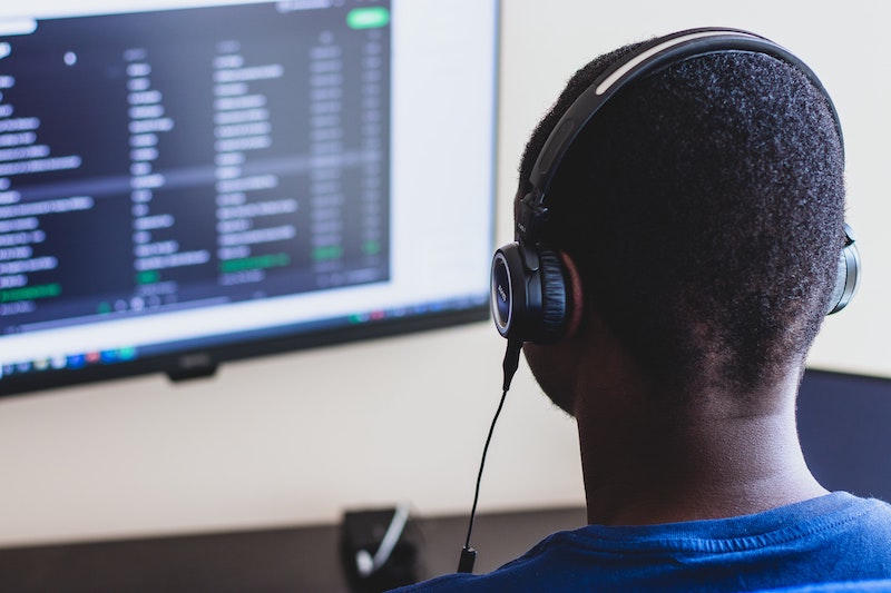 listening-to-podcasts-english-spanish